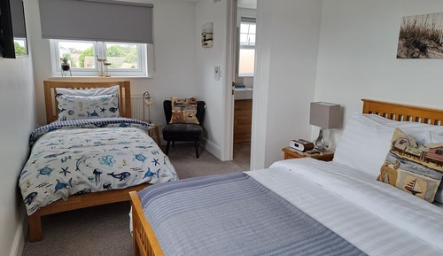 Chambre Triple Supérieure, salle de bains attenante, vue partielle sur la mer