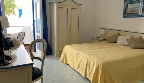 Chambre Confort, balcon, vue partielle sur la mer