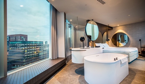 Suite, 1 très grand lit, bain à remous