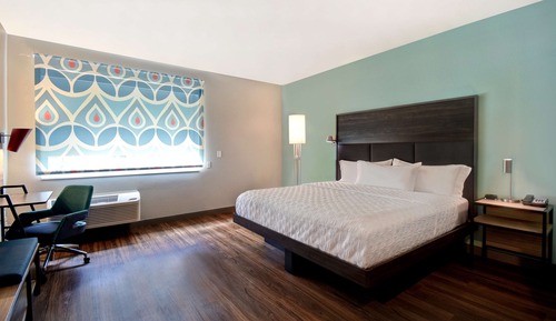 Chambre, 1 très grand lit, accessible aux personnes à mobilité réduite, baignoire