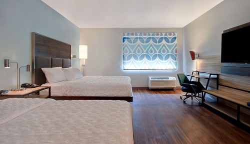 Chambre, 2 grands lits, accessible aux personnes à mobilité réduite, baignoire