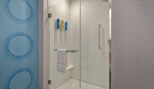 Chambre, 1 très grand lit, accessible aux personnes à mobilité réduite (Hearing)