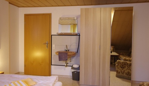 Chambre avec lits jumeaux, salle de bains commune, vue jardin (Zimmer-2)