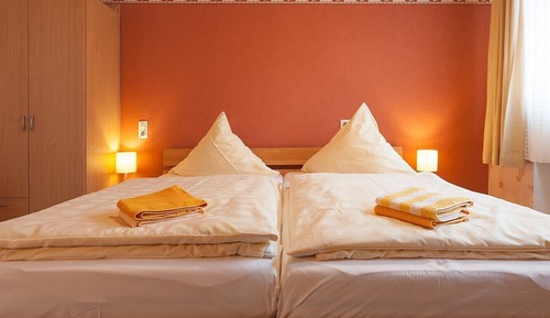 Chambre Triple, salle de bains commune, vue jardin (Zimmer-1)