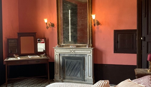 Chambre Quadruple Deluxe, vue cour intérieure, dans la tour