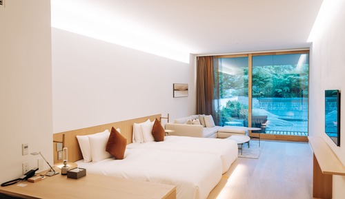 Chambre « Premier » avec lits jumeaux, balcon, vue jardin