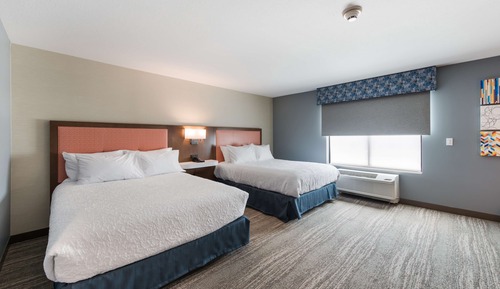 Chambre, 2 grands lits, accessible aux personnes à mobilité réduite, baignoire