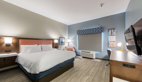 Chambre, 1 très grand lit, accessible aux personnes à mobilité réduite, baignoire