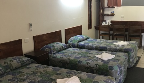 Chambre (1 Queen Bed and 2 Single Beds)