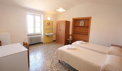 Chambre Économique, salle de bains commune (external)