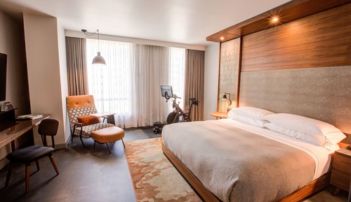Chambre, 1 très grand lit (Peloton Wellness Room)