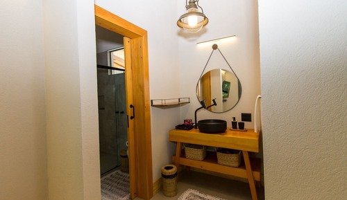Chalet Supérieur, 1 très grand lit et 1 canapé-lit, baignoire à jets, vue jardin