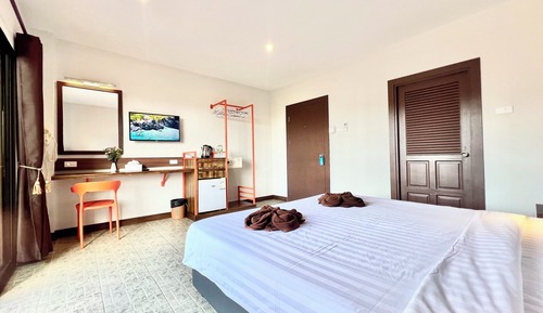 Chambre Double, 1 très grand lit, balcon, vue piscine