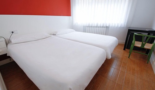 Chambre avec lits jumeaux, salle de bains privée