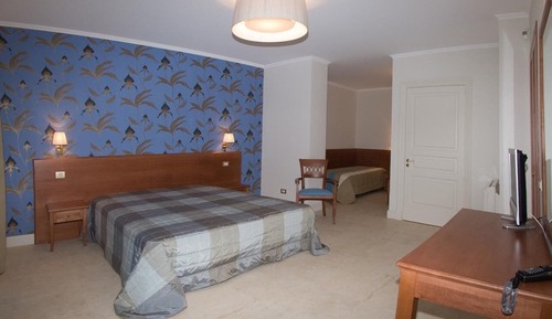 Chambre Triple, accessible aux personnes à mobilité réduite (Blu)