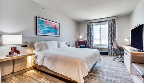 Chambre, 1 très grand lit, accessible aux personnes à mobilité réduite (Hearing)