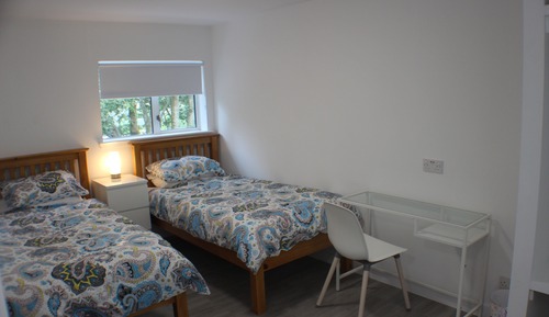 Chambre avec lits jumeaux, salle de bains attenante
