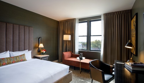 Chambre Deluxe, 1 très grand lit (Mobility/Hearing Access, Roll-In Shwr)
