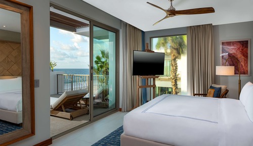 Suite, 1 très grand lit, piscine privée, en front de mer