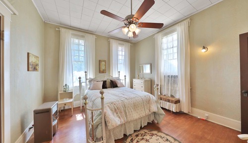 Chambre Simple Romantique, 1 grand lit, bain à remous, vue cour intérieure