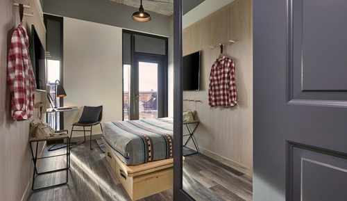 Chambre, 1 grand lit, balcon
