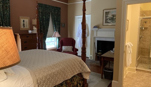 Chambre Tradition, 1 grand lit, salle de bains attenante, vue ville