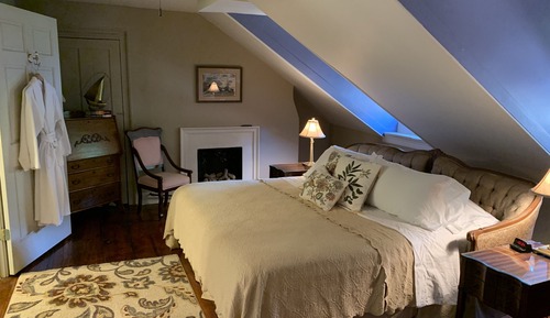 Suite, 1 très grand lit, salle de bains attenante, vue ville