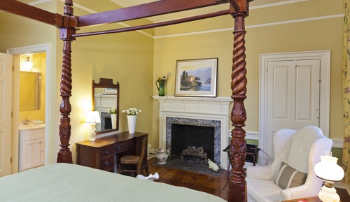 Chambre Tradition, 1 grand lit, salle de bains attenante, vue jardin