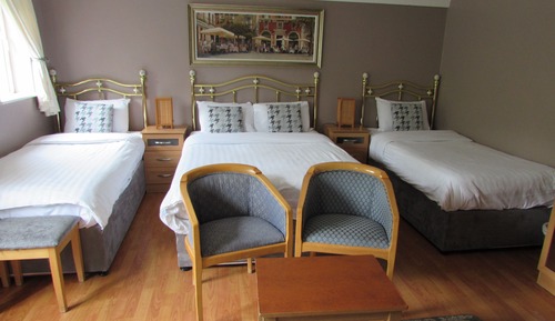 Chambre Familiale, salle de bains attenante