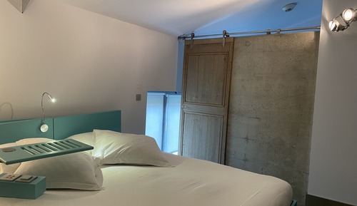 Chambre Double Supérieure (Poème)