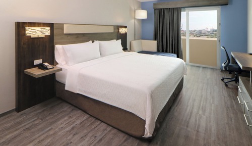 Chambre Standard, 1 très grand lit, balcon