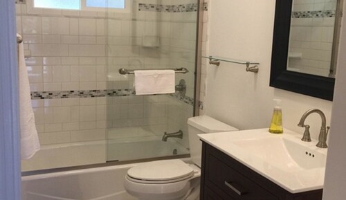 Maison Familiale, salle de bains privée, vue lagon (Aaron's Beach House Priva)