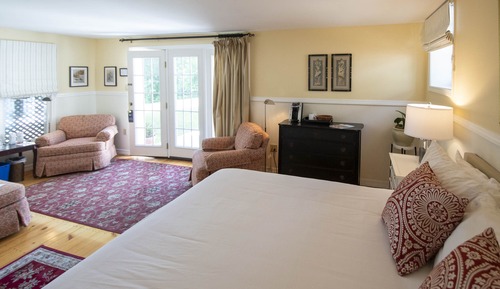 Chambre, 1 très grand lit, salle de bains privée