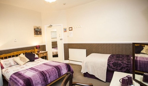 Chambre Triple, salle de bains attenante