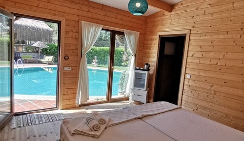 Standard Room, Pool View 6