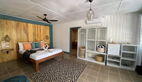 Chambre Familiale, en bord de piscine