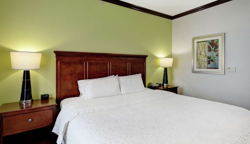 Chambre, 1 très grand lit, accessible aux personnes à mobilité réduite, non-fumeurs