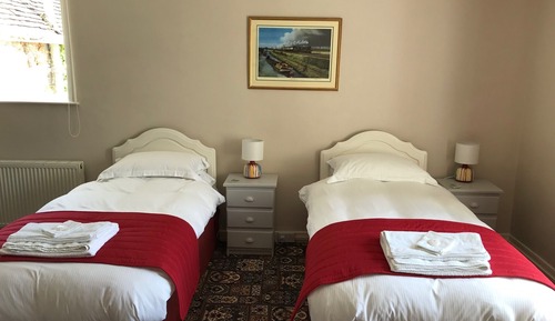 Chambre avec lits jumeaux, salle de bains privée