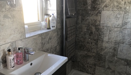 Chambre avec lits jumeaux, salle de bains attenante