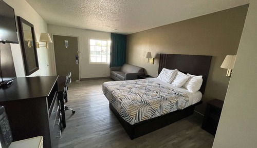 Chambre Deluxe, 1 grand lit, non-fumeurs, réfrigérateur et four à micro-ondes