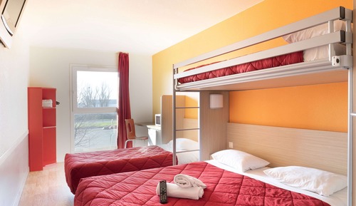 Chambre Standard, plusieurs lits (1 Double bed and 2 Single beds)