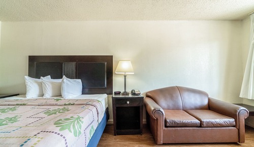 Chambre, 1 très grand lit, baignoire accessible aux personnes à mobilité réduite, fumeurs