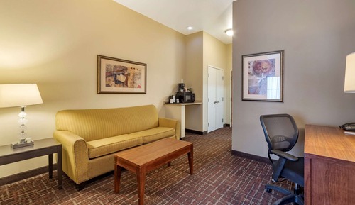 Suite, 1 très grand lit et 1 canapé-lit, accessible aux personnes à mobilité réduite, non-fumeurs