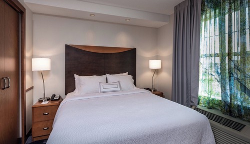 Suite, 1 très grand lit et 1 canapé-lit, vue port