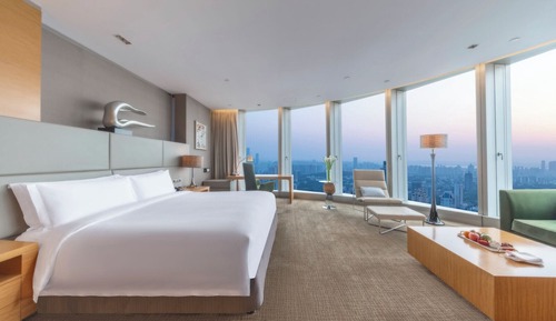 Suite Junior, 1 très grand lit, accès au salon club, vue ville