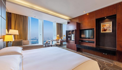 Chambre Classique, 1 très grand lit, accès au salon club, vue lac