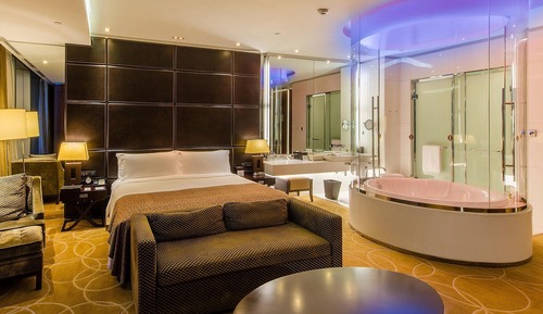 Chambre Premium, 1 très grand lit, accès au salon club, vue lac