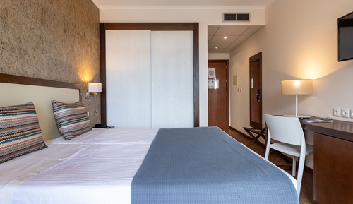 Chambre avec lits jumeaux, vue piscine