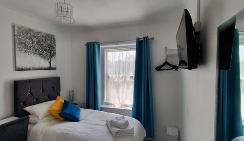 Chambre Double, salle de bains attenante, vue jardin