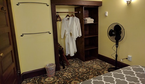 Chambre Économique, 1 grand lit, salle de bains privée